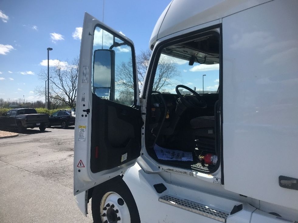 Sleeper Tractor-Heavy Duty Tractors-Volvo-2022-VNL64760-Suwanee-GA-402,447\n\t\tmiles-$ 86,250 - Image 9