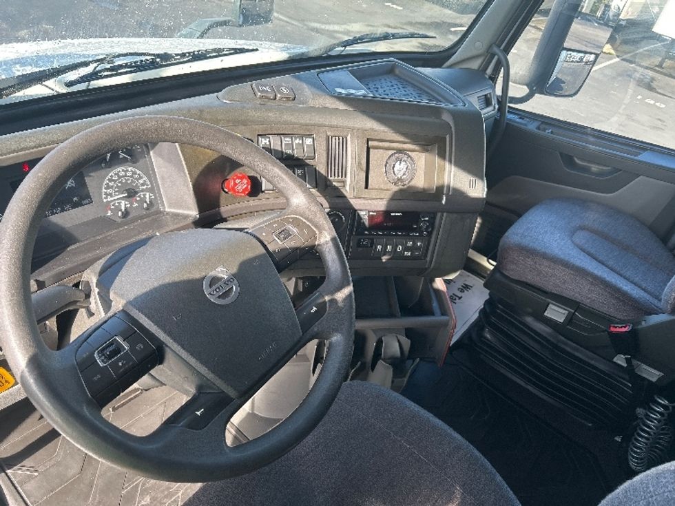 Sleeper Tractor-Heavy Duty Tractors-Volvo-2022-VNL64760-Swedesboro-NJ-434,439\n\t\tmiles-$ 76,000 - Image 10