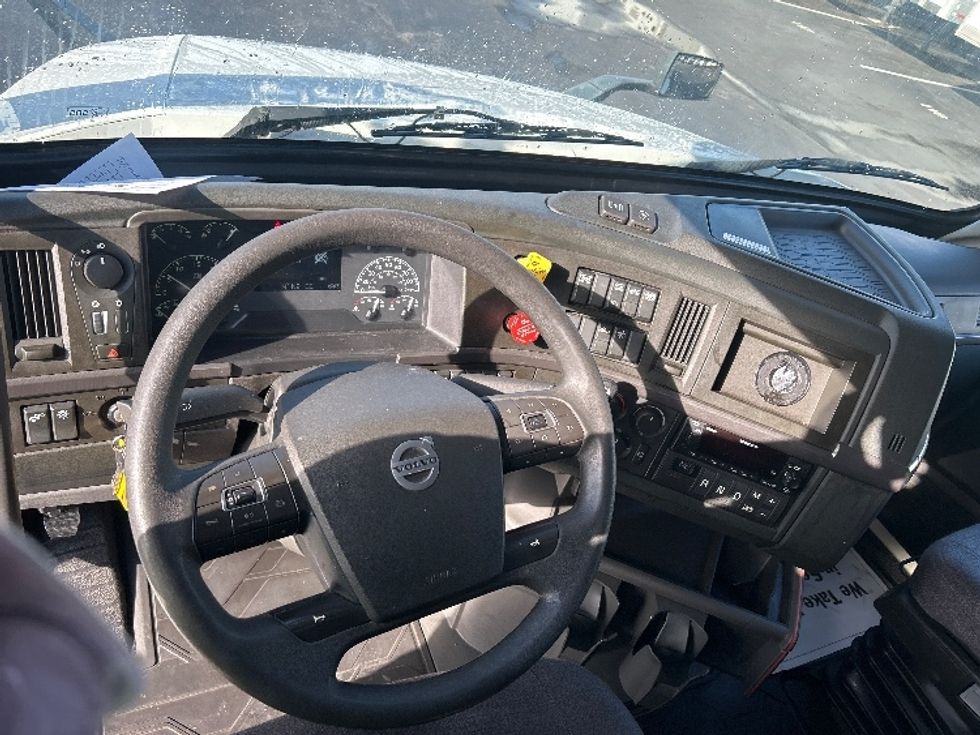Sleeper Tractor-Heavy Duty Tractors-Volvo-2022-VNL64760-Swedesboro-NJ-434,439\n\t\tmiles-$ 76,000 - Image 11