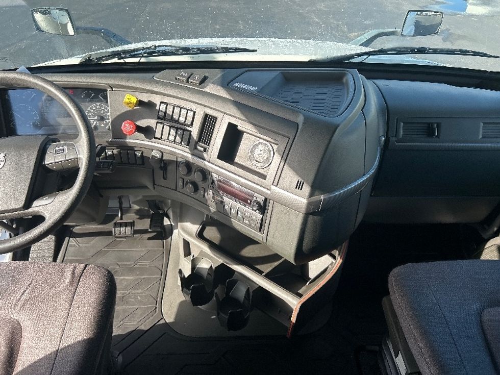 Sleeper Tractor-Heavy Duty Tractors-Volvo-2022-VNL64760-Swedesboro-NJ-434,439\n\t\tmiles-$ 76,000 - Image 12