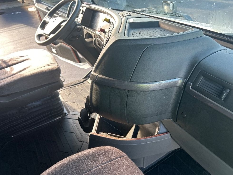 Sleeper Tractor-Heavy Duty Tractors-Volvo-2022-VNL64760-Swedesboro-NJ-434,439\n\t\tmiles-$ 76,000 - Image 15