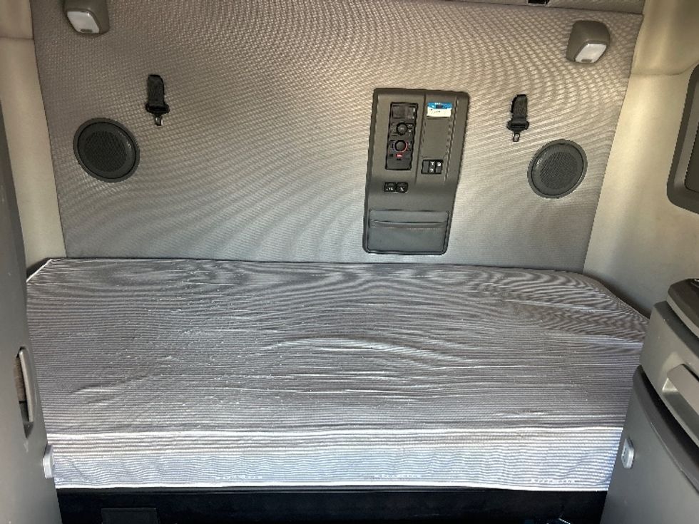 Sleeper Tractor-Heavy Duty Tractors-Volvo-2022-VNL64760-Swedesboro-NJ-434,439\n\t\tmiles-$ 76,000 - Image 16