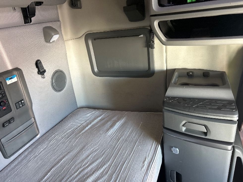 Sleeper Tractor-Heavy Duty Tractors-Volvo-2022-VNL64760-Swedesboro-NJ-434,439\n\t\tmiles-$ 76,000 - Image 18