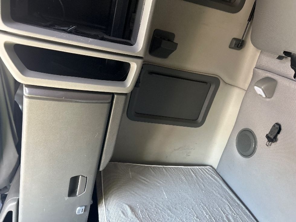 Sleeper Tractor-Heavy Duty Tractors-Volvo-2022-VNL64760-Swedesboro-NJ-434,439\n\t\tmiles-$ 76,000 - Image 19