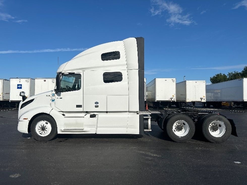 Sleeper Tractor-Heavy Duty Tractors-Volvo-2022-VNL64760-Swedesboro-NJ-434,439\n\t\tmiles-$ 76,000 - Image 4