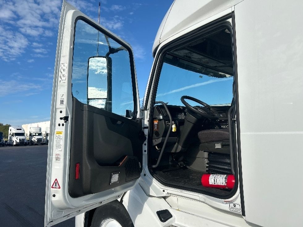 Sleeper Tractor-Heavy Duty Tractors-Volvo-2022-VNL64760-Swedesboro-NJ-434,439\n\t\tmiles-$ 76,000 - Image 9