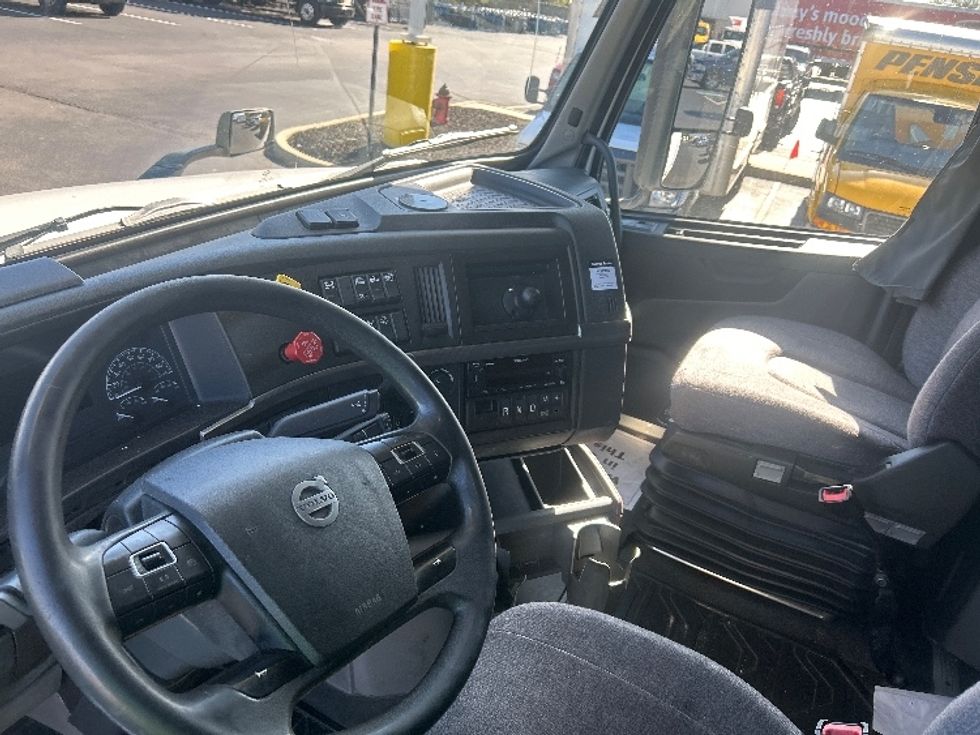 Sleeper Tractor-Heavy Duty Tractors-Volvo-2022-VNL64760-Swedesboro-NJ-512,536\n\t\tmiles-$ 70,000 - Image 10