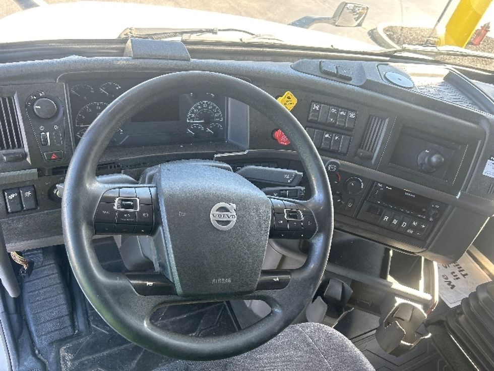 Sleeper Tractor-Heavy Duty Tractors-Volvo-2022-VNL64760-Swedesboro-NJ-512,536\n\t\tmiles-$ 70,000 - Image 11