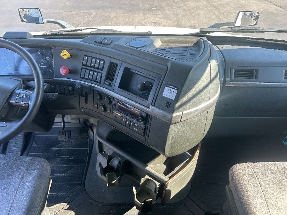 Sleeper Tractor-Heavy Duty Tractors-Volvo-2022-VNL64760-Swedesboro-NJ-512,536\n\t\tmiles-$ 70,000 - Image 12
