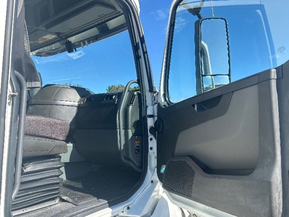 Sleeper Tractor-Heavy Duty Tractors-Volvo-2022-VNL64760-Swedesboro-NJ-512,536\n\t\tmiles-$ 70,000 - Image 13
