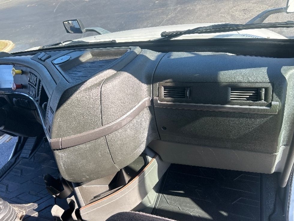 Sleeper Tractor-Heavy Duty Tractors-Volvo-2022-VNL64760-Swedesboro-NJ-512,536\n\t\tmiles-$ 70,000 - Image 14