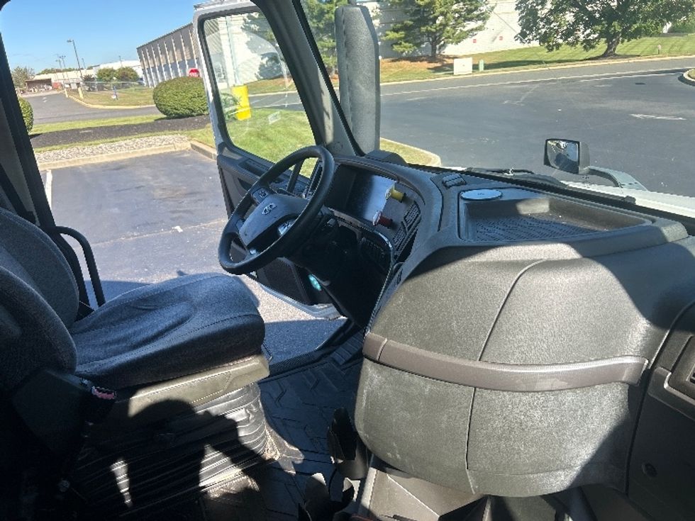 Sleeper Tractor-Heavy Duty Tractors-Volvo-2022-VNL64760-Swedesboro-NJ-512,536\n\t\tmiles-$ 70,000 - Image 15