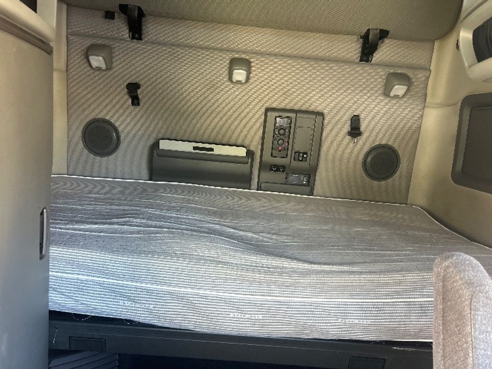 Sleeper Tractor-Heavy Duty Tractors-Volvo-2022-VNL64760-Swedesboro-NJ-512,536\n\t\tmiles-$ 70,000 - Image 16