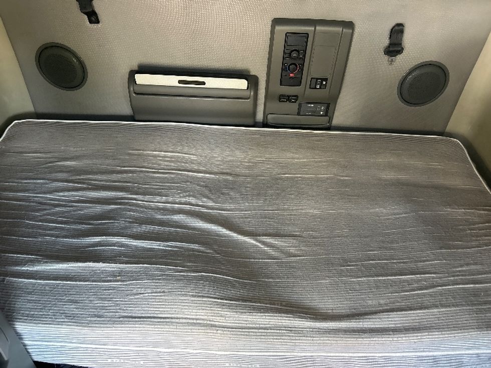 Sleeper Tractor-Heavy Duty Tractors-Volvo-2022-VNL64760-Swedesboro-NJ-512,536\n\t\tmiles-$ 70,000 - Image 17