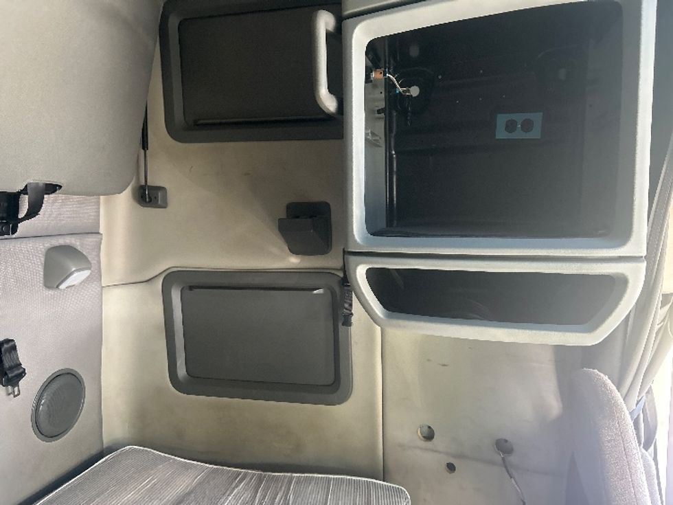 Sleeper Tractor-Heavy Duty Tractors-Volvo-2022-VNL64760-Swedesboro-NJ-512,536\n\t\tmiles-$ 70,000 - Image 18