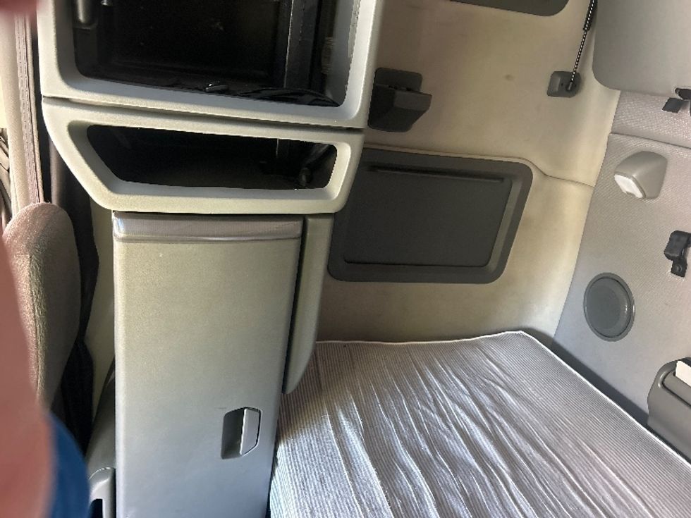 Sleeper Tractor-Heavy Duty Tractors-Volvo-2022-VNL64760-Swedesboro-NJ-512,536\n\t\tmiles-$ 70,000 - Image 19