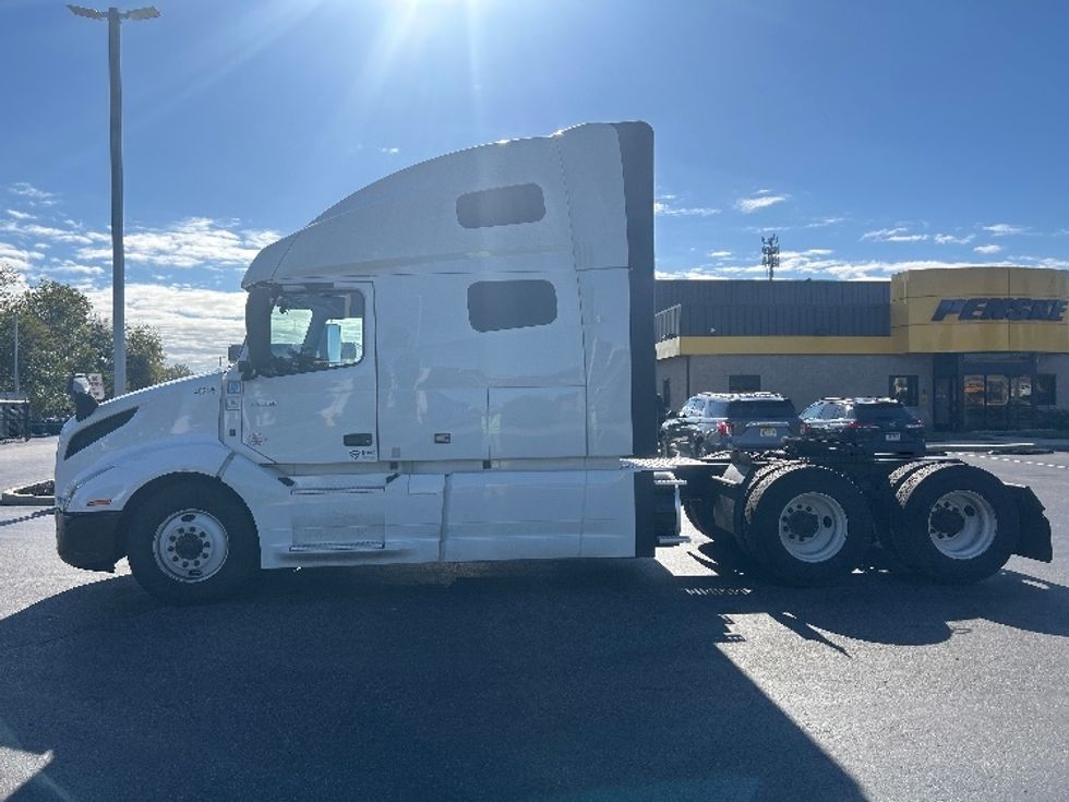 Sleeper Tractor-Heavy Duty Tractors-Volvo-2022-VNL64760-Swedesboro-NJ-512,536\n\t\tmiles-$ 70,000 - Image 4