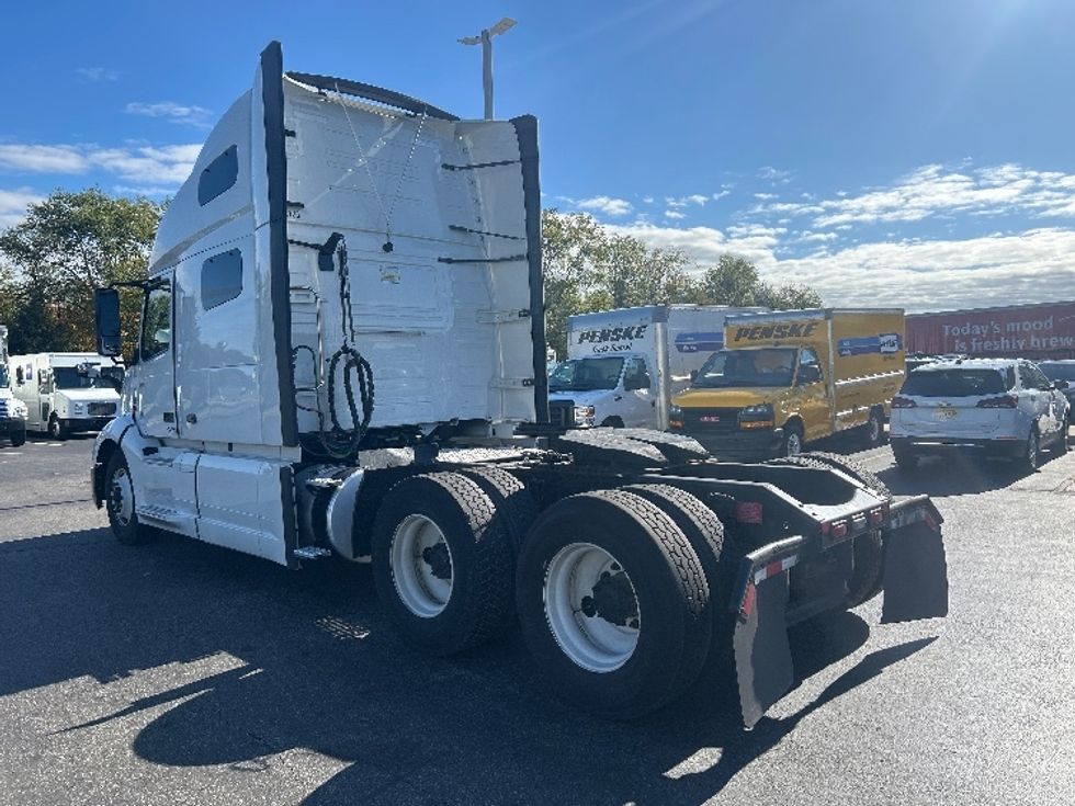 Sleeper Tractor-Heavy Duty Tractors-Volvo-2022-VNL64760-Swedesboro-NJ-512,536\n\t\tmiles-$ 70,000 - Image 5