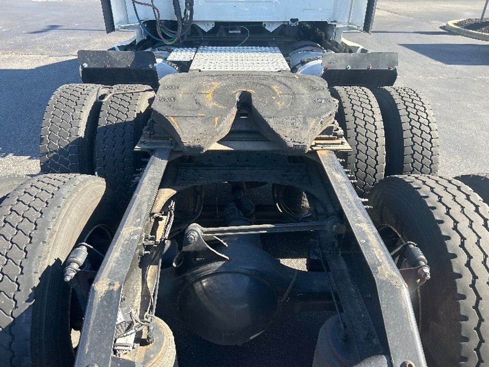Sleeper Tractor-Heavy Duty Tractors-Volvo-2022-VNL64760-Swedesboro-NJ-512,536\n\t\tmiles-$ 70,000 - Image 6