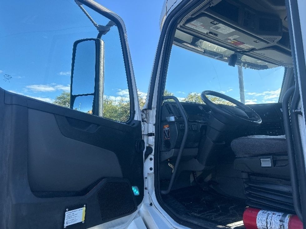Sleeper Tractor-Heavy Duty Tractors-Volvo-2022-VNL64760-Swedesboro-NJ-512,536\n\t\tmiles-$ 70,000 - Image 9