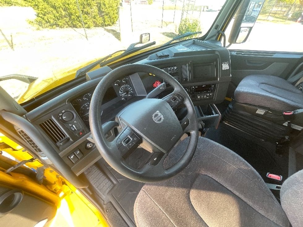 Sleeper Tractor-Heavy Duty Tractors-Volvo-2022-VNL64760-Tacoma-WA-417,954\n\t\tmiles-$ 86,750 - Image 10