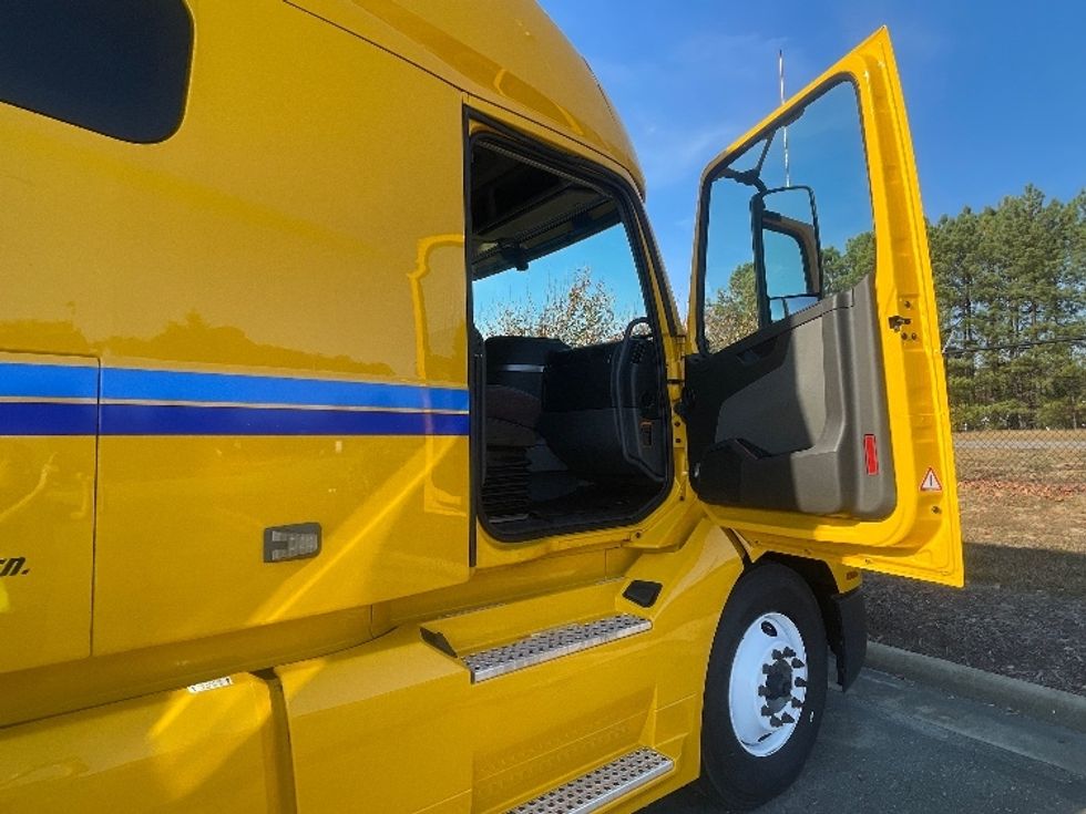 Sleeper Tractor-Heavy Duty Tractors-Volvo-2022-VNL64760-Tacoma-WA-417,954\n\t\tmiles-$ 86,750 - Image 13