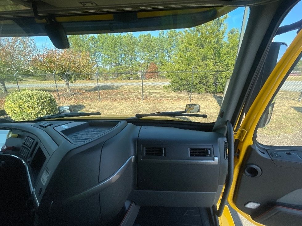 Sleeper Tractor-Heavy Duty Tractors-Volvo-2022-VNL64760-Tacoma-WA-417,954\n\t\tmiles-$ 86,750 - Image 14