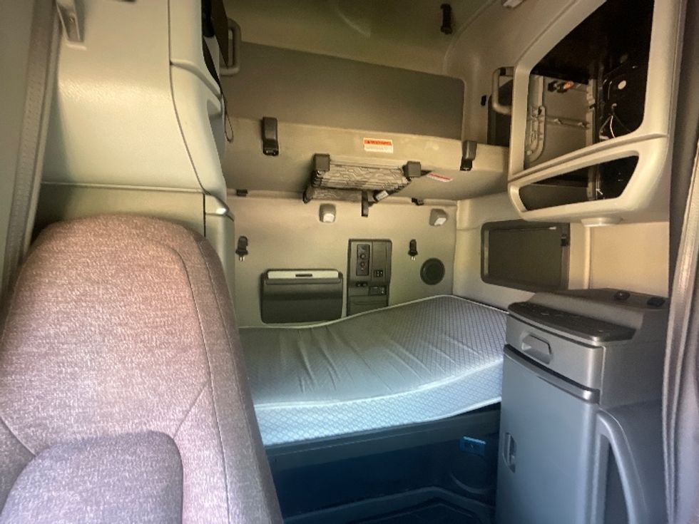 Sleeper Tractor-Heavy Duty Tractors-Volvo-2022-VNL64760-Tacoma-WA-417,954\n\t\tmiles-$ 86,750 - Image 16