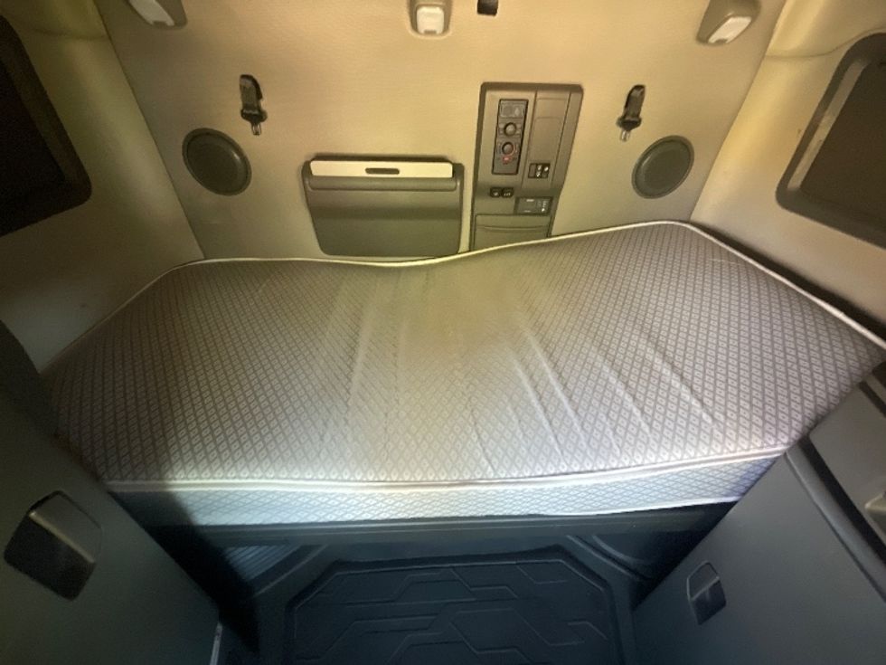 Sleeper Tractor-Heavy Duty Tractors-Volvo-2022-VNL64760-Tacoma-WA-417,954\n\t\tmiles-$ 86,750 - Image 17