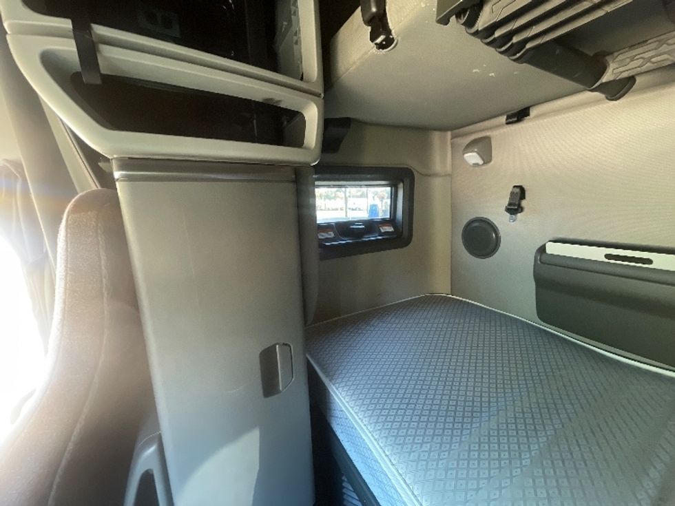 Sleeper Tractor-Heavy Duty Tractors-Volvo-2022-VNL64760-Tacoma-WA-417,954\n\t\tmiles-$ 86,750 - Image 18