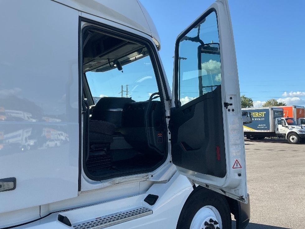 Sleeper Tractor-Heavy Duty Tractors-Volvo-2022-VNL64760-Tampa-FL-342,472\n\t\tmiles-$ 88,500 - Image 13
