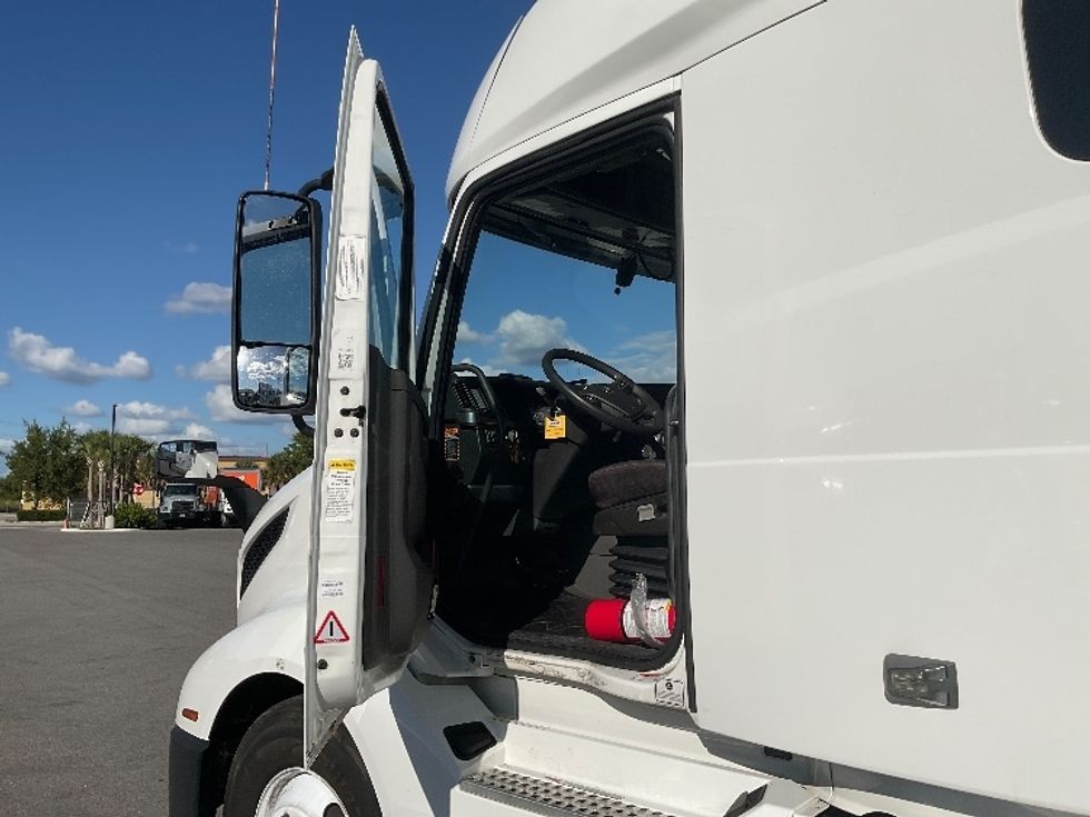 Sleeper Tractor-Heavy Duty Tractors-Volvo-2022-VNL64760-Tampa-FL-342,472\n\t\tmiles-$ 88,500 - Image 9
