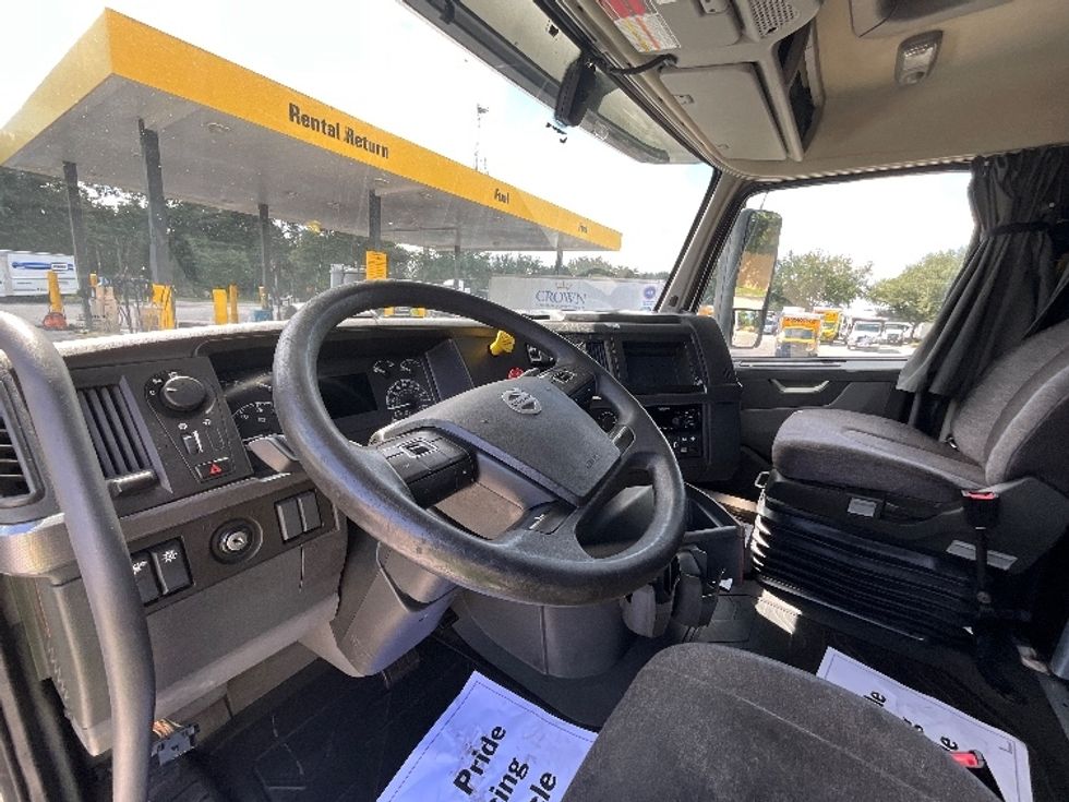 Sleeper Tractor-Heavy Duty Tractors-Volvo-2022-VNL64760-Tampa-FL-610,899\n\t\tmiles-$ 63,000 - Image 10