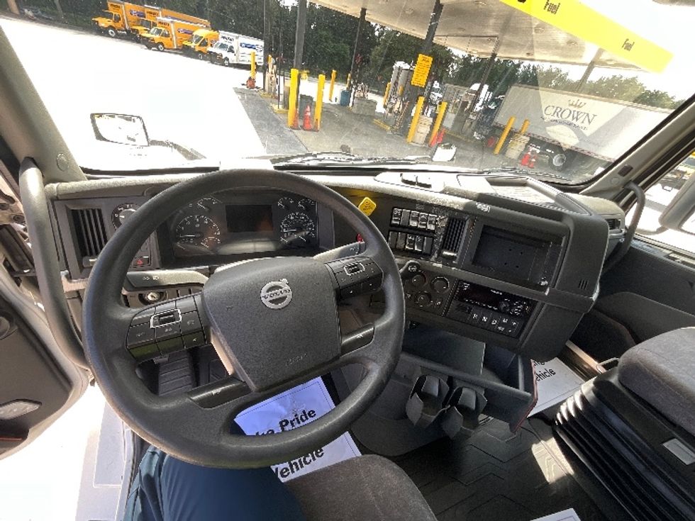 Sleeper Tractor-Heavy Duty Tractors-Volvo-2022-VNL64760-Tampa-FL-610,899\n\t\tmiles-$ 63,000 - Image 11