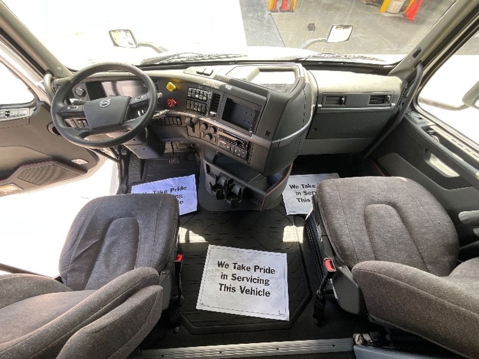 Sleeper Tractor-Heavy Duty Tractors-Volvo-2022-VNL64760-Tampa-FL-610,899\n\t\tmiles-$ 63,000 - Image 12