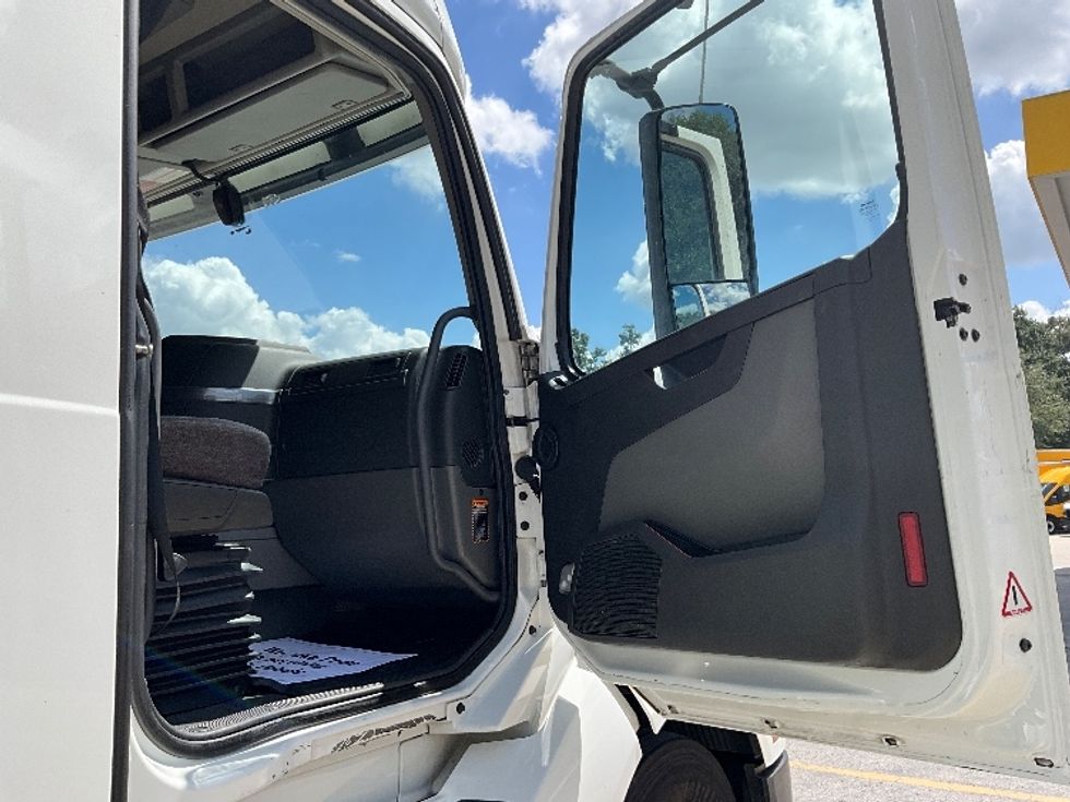 Sleeper Tractor-Heavy Duty Tractors-Volvo-2022-VNL64760-Tampa-FL-610,899\n\t\tmiles-$ 63,000 - Image 13