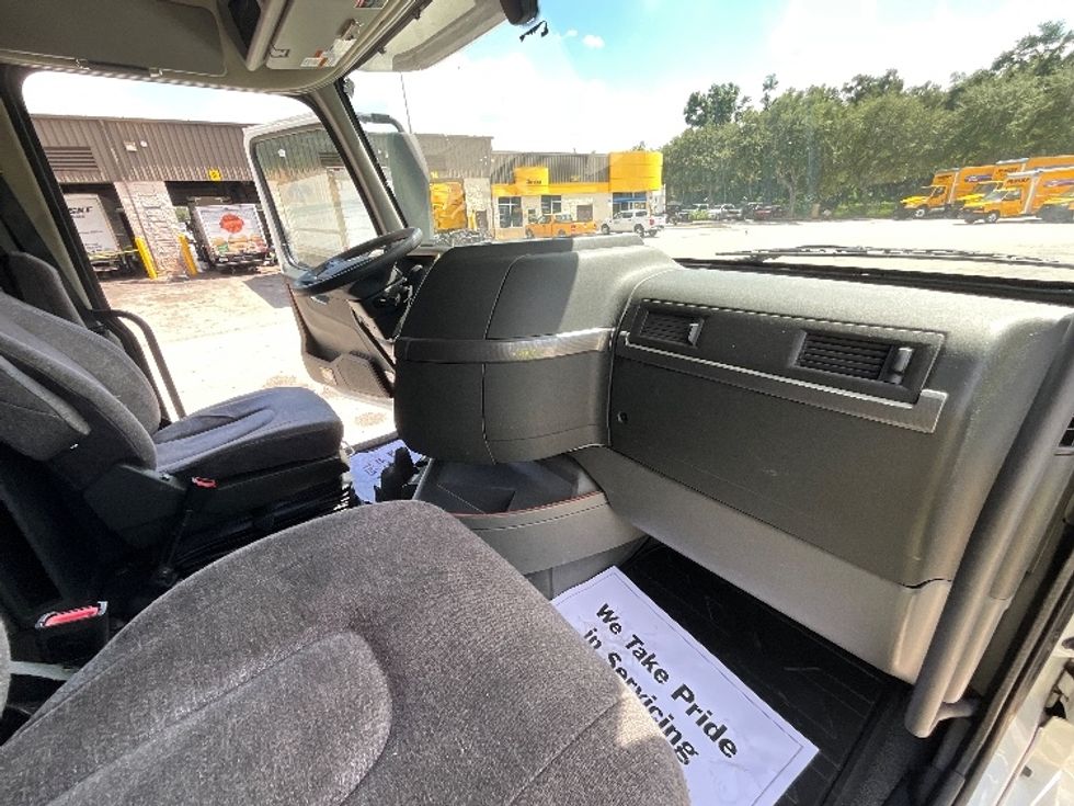 Sleeper Tractor-Heavy Duty Tractors-Volvo-2022-VNL64760-Tampa-FL-610,899\n\t\tmiles-$ 63,000 - Image 15