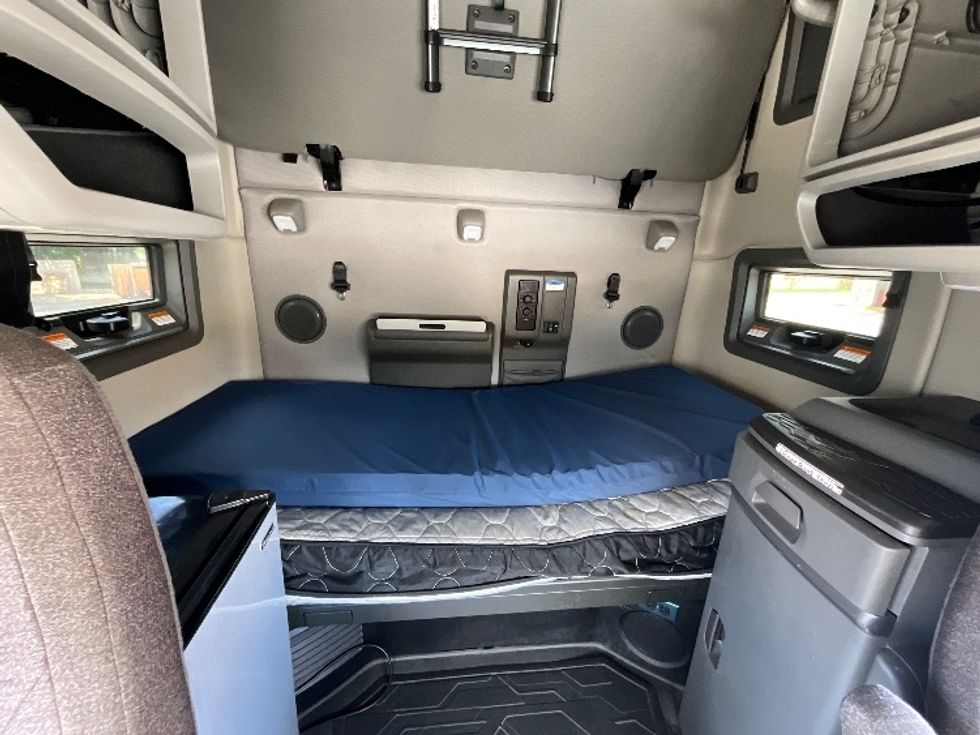 Sleeper Tractor-Heavy Duty Tractors-Volvo-2022-VNL64760-Tampa-FL-610,899\n\t\tmiles-$ 63,000 - Image 16