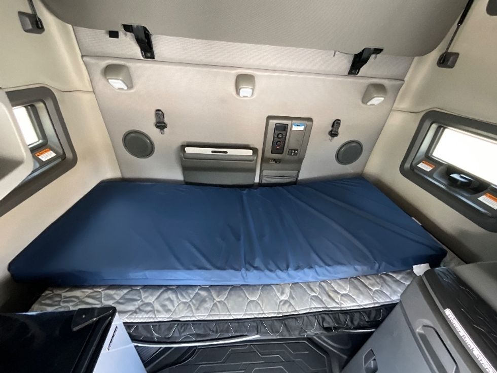 Sleeper Tractor-Heavy Duty Tractors-Volvo-2022-VNL64760-Tampa-FL-610,899\n\t\tmiles-$ 63,000 - Image 17