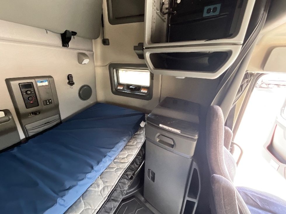 Sleeper Tractor-Heavy Duty Tractors-Volvo-2022-VNL64760-Tampa-FL-610,899\n\t\tmiles-$ 63,000 - Image 18