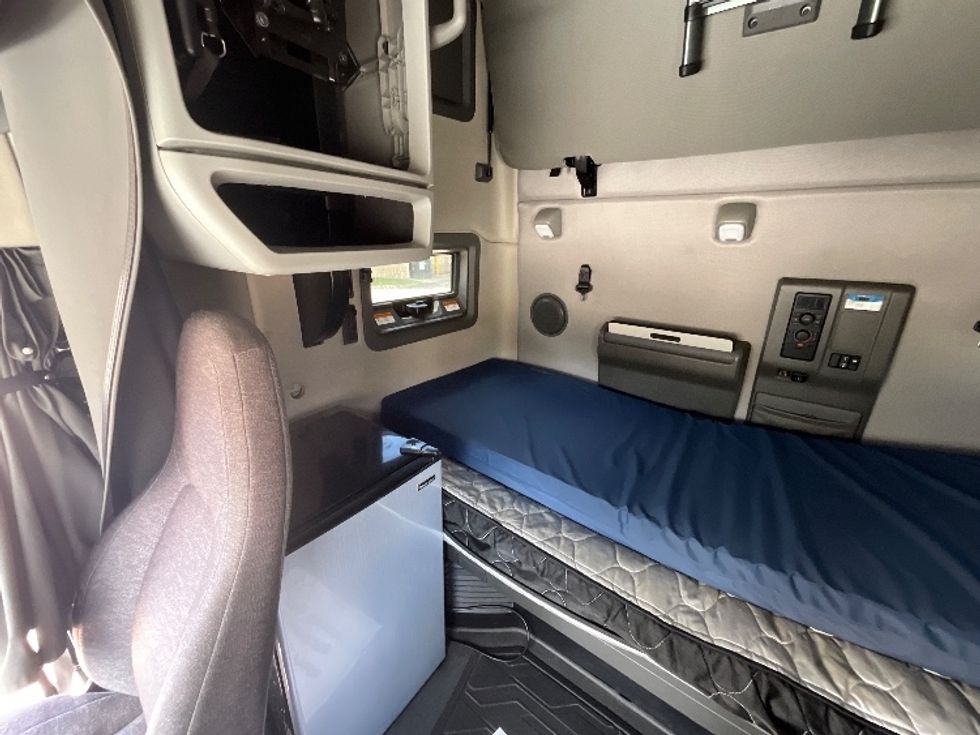 Sleeper Tractor-Heavy Duty Tractors-Volvo-2022-VNL64760-Tampa-FL-610,899\n\t\tmiles-$ 63,000 - Image 19