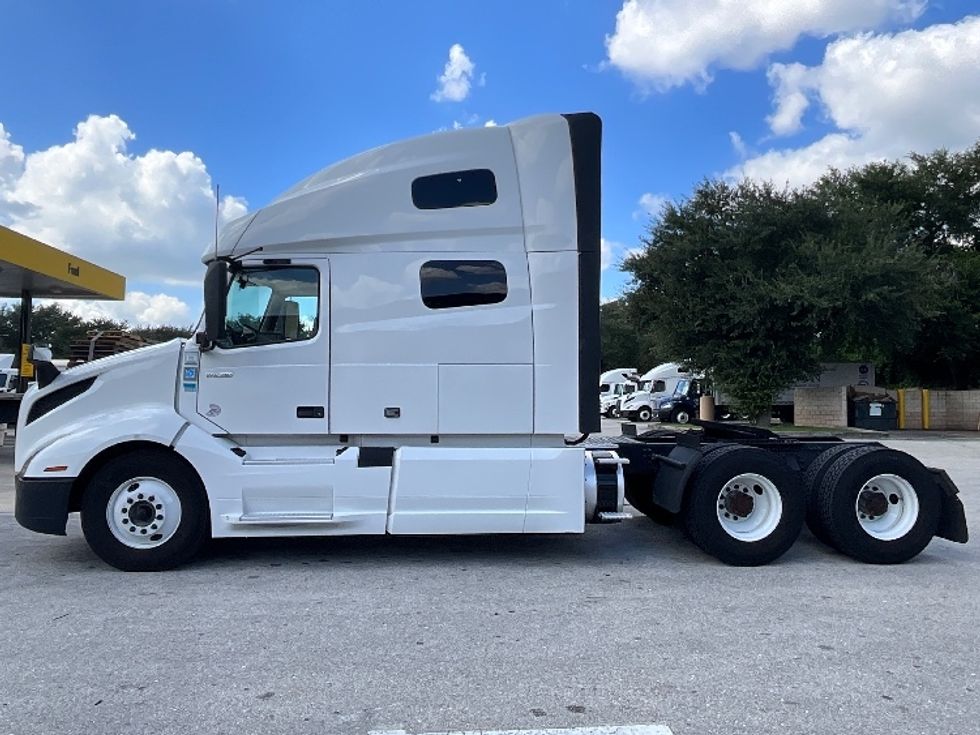 Sleeper Tractor-Heavy Duty Tractors-Volvo-2022-VNL64760-Tampa-FL-610,899\n\t\tmiles-$ 63,000 - Image 4