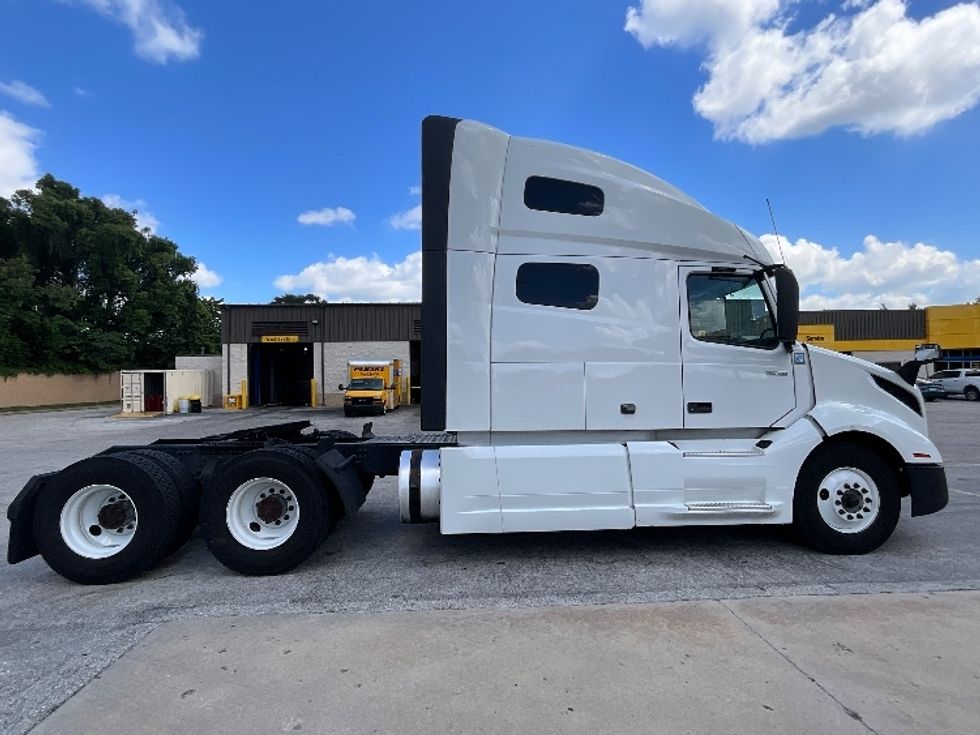 Sleeper Tractor-Heavy Duty Tractors-Volvo-2022-VNL64760-Tampa-FL-610,899\n\t\tmiles-$ 63,000 - Image 8