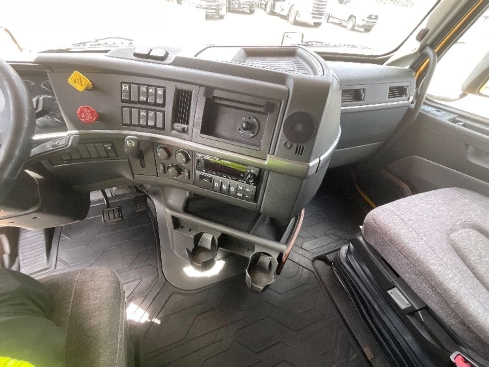 Sleeper Tractor-Heavy Duty Tractors-Volvo-2022-VNL64760-Tampa-FL-611,801\n\t\tmiles-$ 58,750 - Image 12