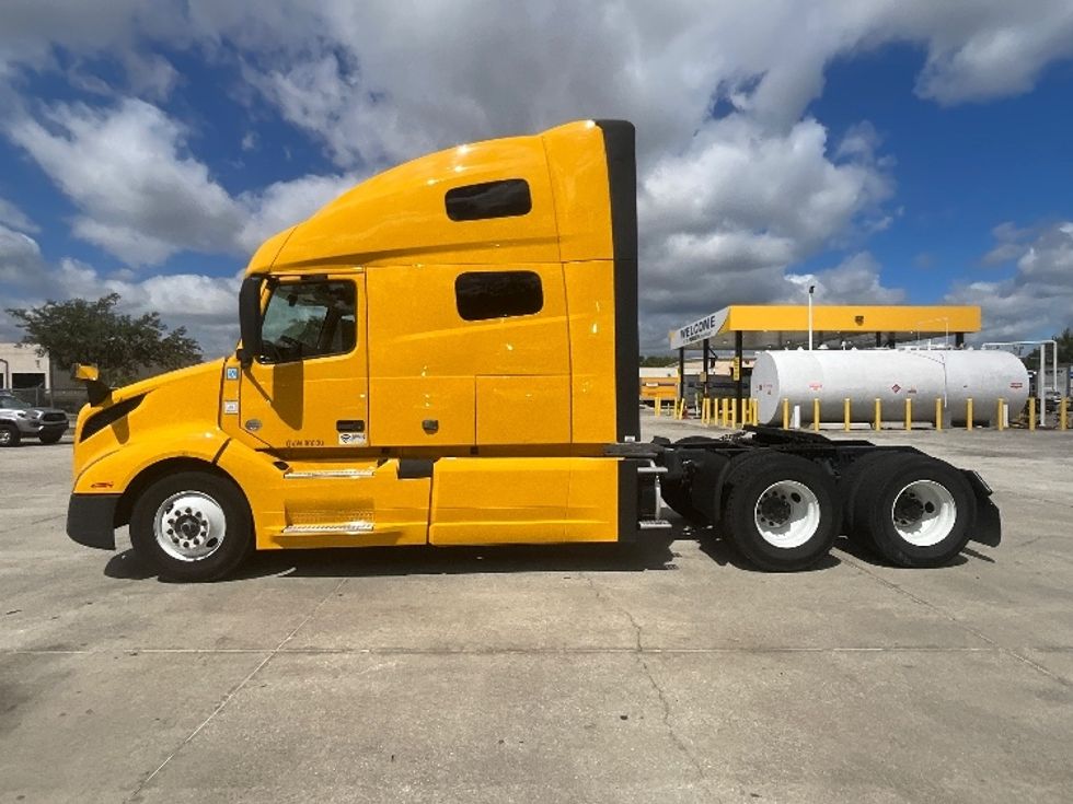2022 Volvo Truck VNL photo 4