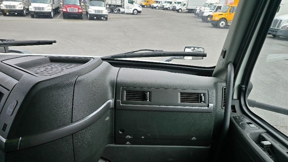 Sleeper Tractor-Heavy Duty Tractors-Volvo-2022-VNL64760-Thomasville-NC-409,693\n\t\tmiles-$ 79,750 - Image 12