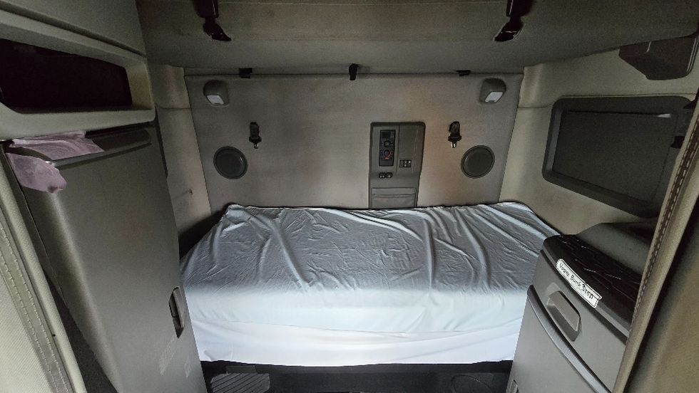 Sleeper Tractor-Heavy Duty Tractors-Volvo-2022-VNL64760-Thomasville-NC-409,693\n\t\tmiles-$ 79,750 - Image 14