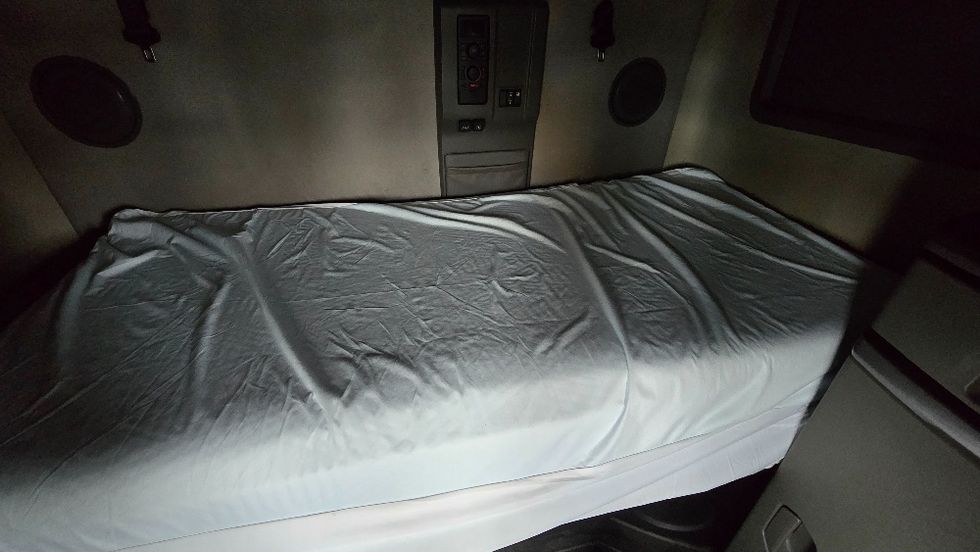 Sleeper Tractor-Heavy Duty Tractors-Volvo-2022-VNL64760-Thomasville-NC-409,693\n\t\tmiles-$ 79,750 - Image 15