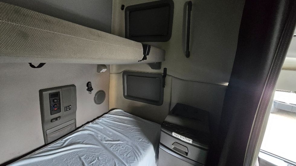 Sleeper Tractor-Heavy Duty Tractors-Volvo-2022-VNL64760-Thomasville-NC-409,693\n\t\tmiles-$ 79,750 - Image 16