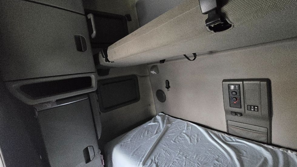 Sleeper Tractor-Heavy Duty Tractors-Volvo-2022-VNL64760-Thomasville-NC-409,693\n\t\tmiles-$ 79,750 - Image 17